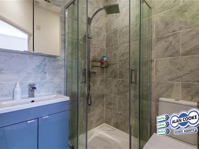 EN-SUITE SHOWER ROOM